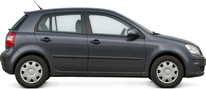 En ældre mørkegrå hatchback set fra siden