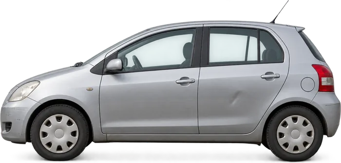 En ældre sølvgrå hatchback set fra siden