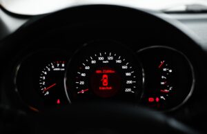 Motorlampe lyser i bilens instrumentbræt sammen med de øvrige advarselslamper