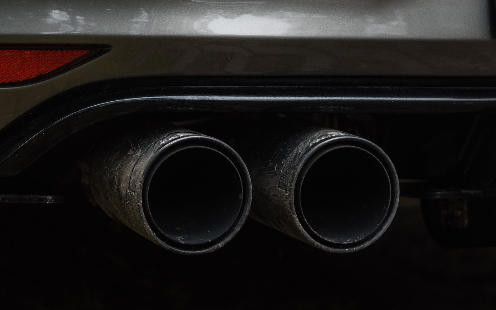 Nærbillede af dobbelt udstødningsrør på en dieselbil